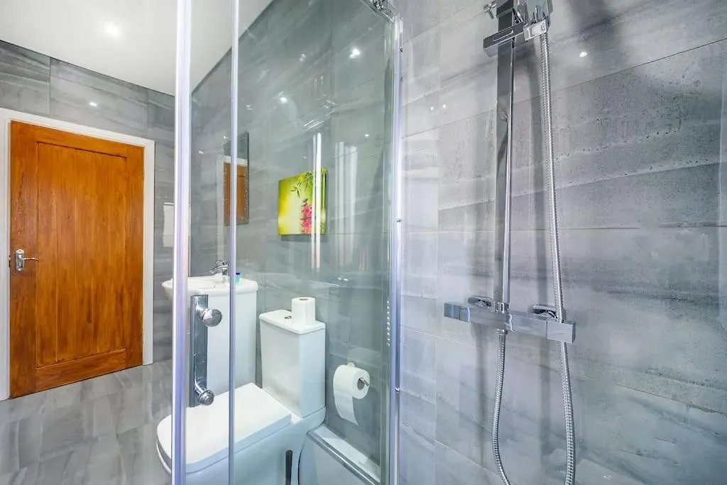 -75Cr- Setup For Your Most Relaxed And Amazing Stay Leeds  0*, Leeds (West Yorkshire)